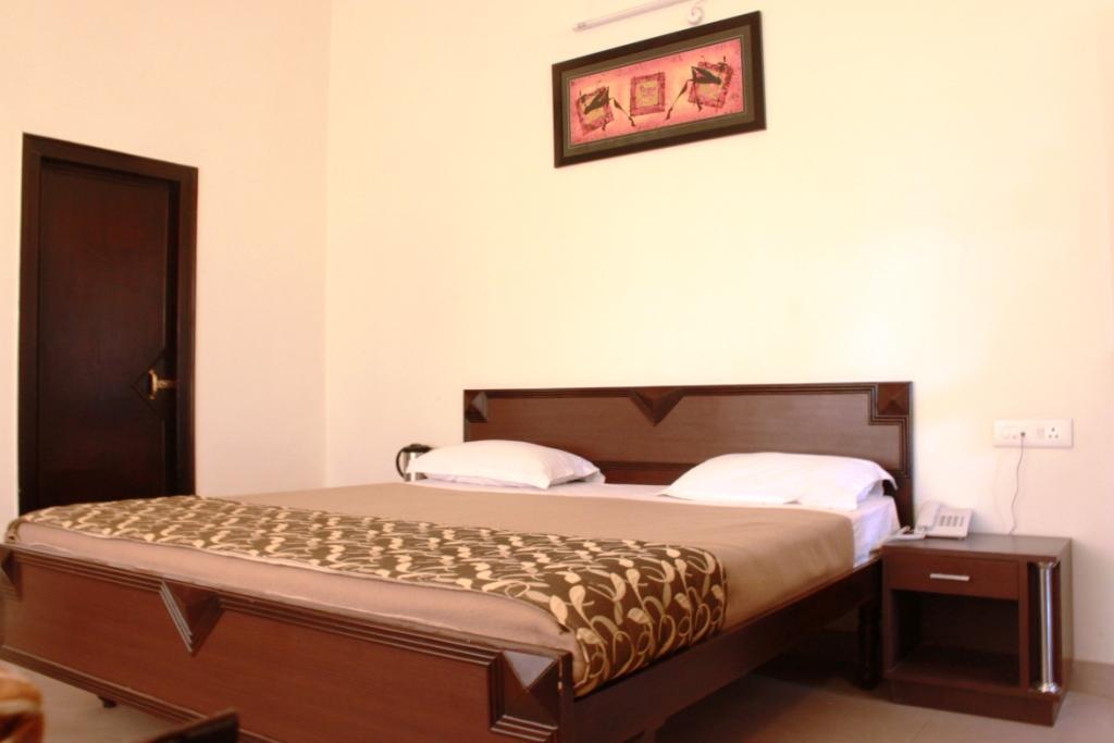 Hotel Utsav Dehradun Esterno foto