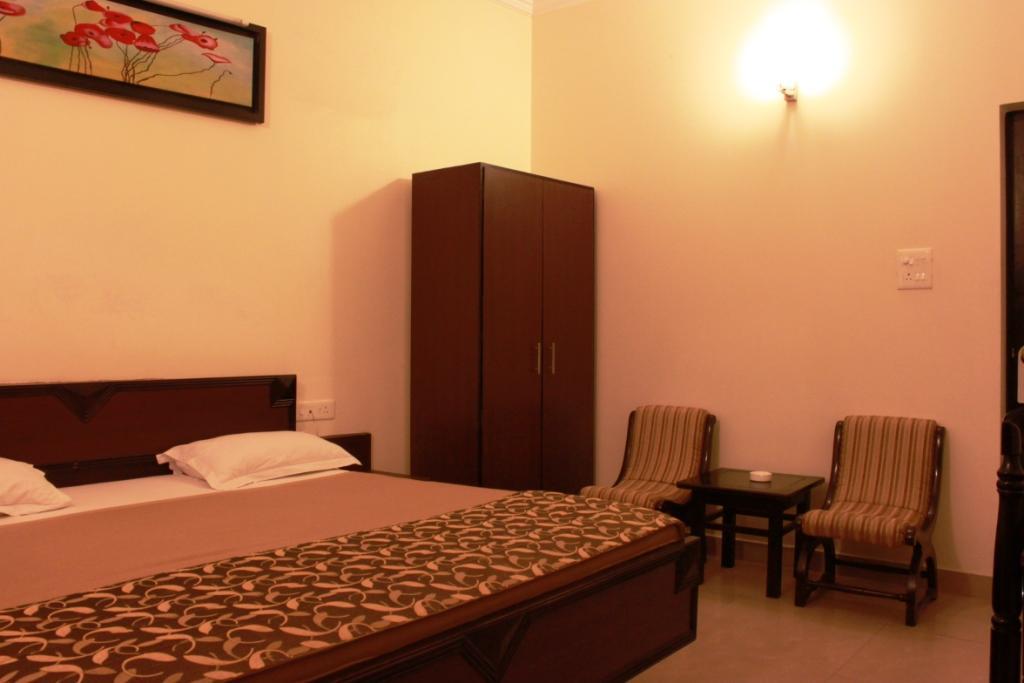 Hotel Utsav Dehradun Esterno foto